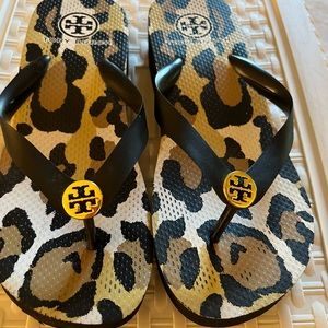 TORY BURCH LEOPARD RUBBER FLIP FLOPS-SZ 7
